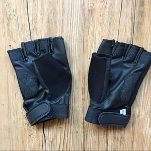 NWOT Black Fingerless Grip Gloves